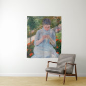 Mary Cassatt - Meisje naait in een tuin Wandkleed (In situ)