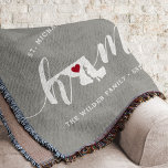 Maryland Home State Personalized Rustic Deken<br><div class="desc">Show een beetje trots op de thuisstaat met deze schattige, rotsgrijze deken met "thuis" in witte kalligrafie met een silhouetekaart van de staat Maryland die voor de letter "O." staat. Een rode hartillustratie binnen de staatskaart voltooit het ontwerp; u kunt de positie van het hart in uw thuisstad veranderen door...</div>