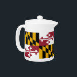 Maryland Staat Vlag Theepot<br><div class="desc">Verhoog uw thee-ervaring met onze exclusieve theepot met de vlag van Maryland. Ontworpen om functionaliteit te combineren met trots van de staat, is deze theepot meer dan alleen een essentiële keuken; het is een viering van het rijke erfgoed en de levendige culturele identiteit van Maryland. Het opvallende ontwerp toont prominent...</div>