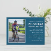 Masculine Blue White 60th Birthday Foto Invitati Kaart (Staand voorkant)