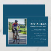 Masculine Blue White 60th Birthday Foto Invitati Kaart (Voorkant / Achterkant)