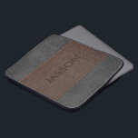 Masculine bruin en grijs leder laptop sleeve<br><div class="desc">Afbeelding van bruin en donkergrijs  lijkt leder met hechtingen.  monogram.</div>