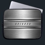 Masculine Faux Silver Grey Stripes Design Laptop Sleeve<br><div class="desc">Elegant metallic faux zilvergrijs ziet er glanzend metallisch design uit met zwarte strepen en metaal mash accenten. Aangepast te groot monogram is altijd optioneel. Koel masculine ontwerp, maakt cadeau aan vaders dag. Zoals alle design op zazzle is dit geen metaal maar een afbeelding dat op metaal lijkt. Als u om...</div>