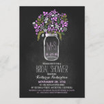 mason jar chalkboard bridal doucheuitnodiging kaart<br><div class="desc">Paarse kalkbordbridale doucheuitnodigingen met een moeraspot vol met verschillende wilde bloemen, madeliefjes, liefdesharten en bladeren design. Cute en trendy chalkboard vrijgezellenfeest nodigt uit voor bijtend maar modern vrijgezellenfeest. —Neem contact met mij op als u hulp nodig hebt bij de aanpassing of als u een aanvraag voor aangepaste kleuren hebt. —...</div>