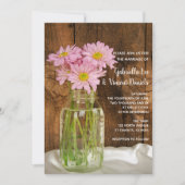 Mason Jar en Pink Daisies Country Barn Wedding Kaart (Voorkant)