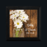 Mason Jar en White Daisies Country Barn Wedding Cadeaudoosje<br><div class="desc">De gepersonaliseerde Mason Jar and White Daisies Country Wedding Gift Box maakt een prachtig cadeautje voor de bruid of haar bruidmaiden en het bruidsfeest. Deze aangepaste roestachtige cadeaudoos voor het huwelijk met kerkelijke kerkgenootschappen is voorzien van een digitaal verbeterde bloemfoto van een glazen blikpot gevuld met witte maisachtige bloesems en...</div>