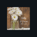 Mason Jar en White Daisies Country Barn Wedding Stenen Magneet<br><div class="desc">Pas deze charmante Mason Jar en White Daisies Country Barn Wedding Stone Magnets aan met de persoonlijke namen van de bruid en bruidegom en de specifieke huwelijksfeestdatum. Deze bijtende, aangepaste bruinachtige huwelijksmagneten van ranch staan op een vreemde florale foto van een glazen blikpot gevuld met een bouquet van witte maisiebloesems...</div>