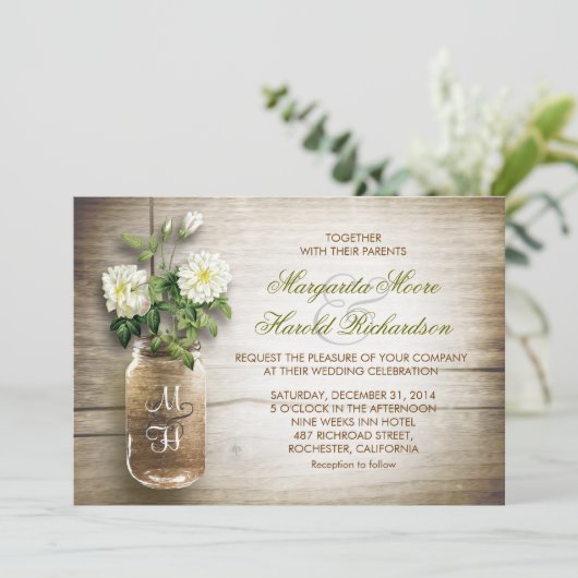 Mason jar en witte bloemen bruiloft uitnodigingen (Staand voorkant)