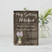 Mason Jar Getting Hitched Country Wedding nodigt u Kaart (Staand voorkant)