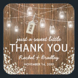 Mason Jar Lights Rustic Babys Breath Wedding Vierkante Sticker<br><div class="desc">COUNTRY CHIQUE TROUWSTICKERS | Rustieke schuur houten achtergrond,  string twinkle mason jar lichten,  een baby's adem bloemenhoek decor,  een label gebonden met een knoop met uw initialen en een eenvoudige bruiloft sjabloon.</div>