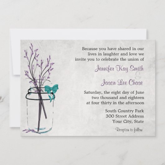 Mason Jar met Paarse bijkantoren Wedding Invitatio Kaart (Voorkant)