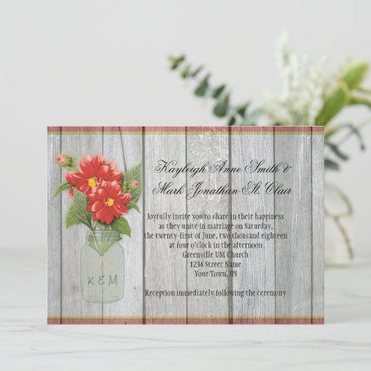 Mason Jar Red Dahlias Schuur Hout Uitnodigingen (Staand voorkant)