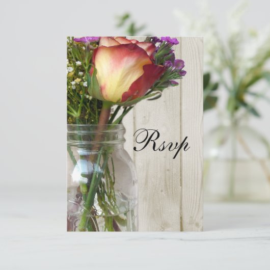Mason Jar w/Roos en wilde bloemen RSVP Kaartje (Staand voorkant)