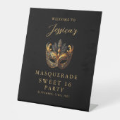 Masquerade Black Gold Sweet 16 Birthday Welcome Reclamebord Met Voetstuk (Voorkant)