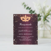 Masquerade bordeaux roos gouden verjaardagsuitnodi (Staand voorkant)