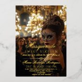 Masquerade Chic Gold Foto Quinceanera Folie Uitnodiging (Voorkant)