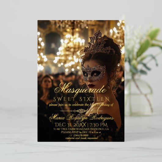 Masquerade Chic Gold Foto Quinceanera Folie Uitnodiging (Staand Voorkant)