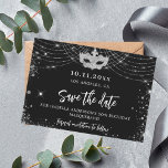 Masquerade party zwart zilver bewaar de datumkaart save the date<br><div class="desc">Een girly en trendy Save the Date-kaart voor een 50e (of elke leeftijd) verjaardagsmaskerade. Een klassieke zwarte achtergrond versierd met faux zilveren schitteringen en een maskerade masker. Personaliseer en voeg een datum en naam / leeftijd toe. De tekst: Save the Date is geschreven met een groot trendy handgeschreven stijlscript.</div>