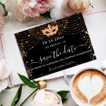 Masquerade party zwarte goudglitter glamoureus save the date<br><div class="desc">Een meisje en trendy sparen de kaart van de Datum voor een 50e (of om het even welke leeftijd) verjaardagsmaskerade partij. Een klassieke zwarte achtergrond met een faux goudglitter stof en een maskerade masker. Pas een datum en een naam/leeftijd aan en voeg deze toe. De tekst: Sparen de Datum wordt...</div>