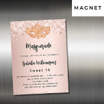 Masquerade roos gold glitter Sweet 16 luxe Magnetische Uitnodiging<br><div class="desc">Voor een elegante Masquerade,  voor een Sweet 16,  16e verjaardag. Een goudgradiëntachtergrond van het girale roos. Gedemoreerd met faux glitter stof en een gouden maskerade masker. Pas een naam en partijdetails aan en voeg deze toe. De naam wordt geschreven met een handgeschreven stijlmanuscript</div>