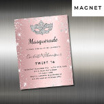 Masquerade roze Silver Sweet 16-uitnodigingsmagnee<br><div class="desc">Voor een elegante Masquerade,  16,  16 jaar oud. Een dunne,  wazige roze achtergrond. Gedemoreerd met faux zilveren glitter,  sparkles en een maskerade masker. Geef een persoonlijke naam,  leeftijd en partijgegevens op en voeg deze toe. De naam wordt geschreven met een handgeschreven stijlmanuscript</div>