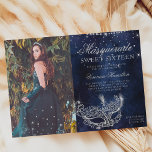 Masquerade zilveren glitter Sweet 16 foto Kaart<br><div class="desc">Nodig je vrienden en familie uit voor je leuke 16 jarige maskerade thema met dit moderne,  chique en glamoureuze Sweet sixteen met een handgetekende zilveren glitter maskerade masker met zilveren glitter diamant schittert op een donkerblauwe waterverf achtergrond. Voeg je foto toe.</div>