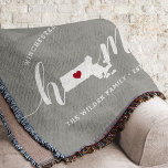 Massachusetts Home State Persoonlijk Deken<br><div class="desc">Show een beetje trots op de thuisstaat met deze schattige, rotsgrijze deken met "thuis" in een wit kalligrafiescript met een silhouetekaart van de staat Massachusetts die voor de letter "O." staat. Een rode hartillustratie binnen de staatskaart voltooit het ontwerp; u kunt de positie van het hart in uw thuisstad veranderen...</div>
