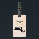 Massachusetts Map Bagagelabel, bruiloft Party Bagagelabel<br><div class="desc">Deze staatsbagagelabels maken de perfecte bruiloft cadeautjes voor labels of welkome tas labels. Stropdas het aan uw bruidsmaidgiften in plaats van een typisch label van de papiergift, en zij kunnen het voor maanden en jaren gebruiken om te komen. Labels hebben een perzikabrikozenachtergrond. Om het hart bij de trouwplaats te plaatsen,...</div>