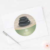 Massagestonen op houten kuil Groen Ronde Sticker (Envelop)