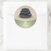 Massagestonen op houten kuil Groen Ronde Sticker (Tas)