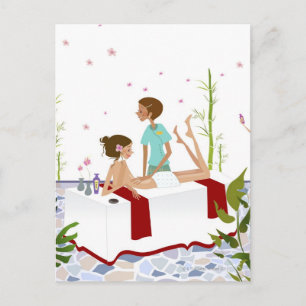 Massagetherapeut masseert een vrouw die op een briefkaart