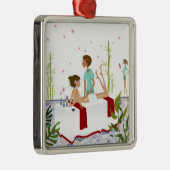 Massagetherapeut masseert een vrouw die op een metalen ornament (Rechts)