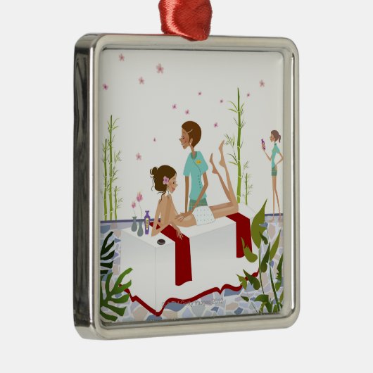 Massagetherapeut masseert een vrouw die op een metalen ornament (Rechts)