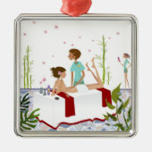 Massagetherapeut masseert een vrouw die op een metalen ornament (Voorkant)