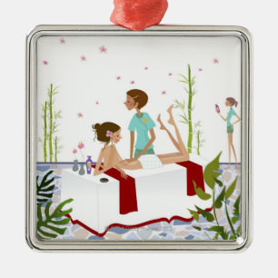 Massagetherapeut masseert een vrouw die op een metalen ornament