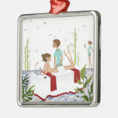 Massagetherapeut masseert een vrouw die op een metalen ornament (Links)