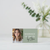 Massagetherapeut QR-code Sagegroene Foto Visitekaartje (Staand voorkant)