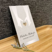 Massagetherapie - Handen en gouden hartenlinnen Visitekaartje