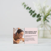 Masseuse geeft rugmassage aan vrouw op spatable visitekaartje (Staand voorkant)