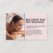 Masseuse geeft rugmassage aan vrouw op spatable visitekaartje (Voorkant)