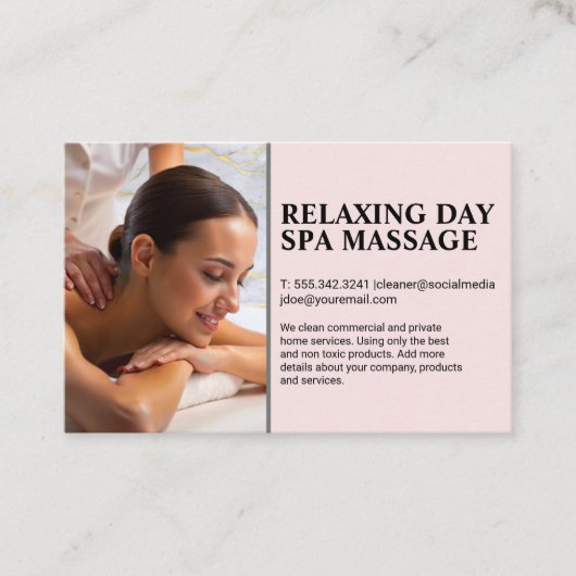 Masseuse geeft rugmassage aan vrouw op spatable visitekaartje (Voorkant)