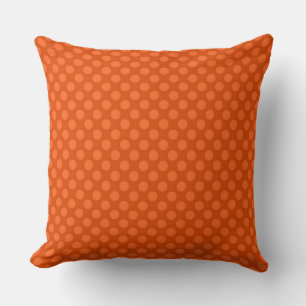 Massief oranje polka stippen op een oranje achterg kussen