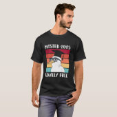 MASTER 2025 FINALLY VRIJ Grappige Meester Graad Re T-shirt (Voorkant volledig)