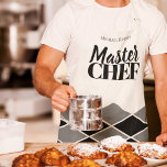 Master Chef naam gepersonaliseerde zwart wit check Schort<br><div class="desc">Geometrische mozaïek bestratingsstijl print over elegant schort in zwart,  wit en donkergrijs houtskool met een mannelijke uitstraling en vet MASTER CHEF typografie script.            U kunt het personaliseren met jouw naam.          Het kan een leuk cadeau zijn voor een kookliefhebber of een chef-kok - man,  vriend,  verloofde of werknemer.</div>
