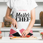 Master Chef naam gepersonaliseerde zwarte rode che Schort<br><div class="desc">Geometrische mozaïek bestratingsstijl print over elegant schort in koraalrood,  wit en zwart met een gewaagd MASTER CHEF typografie script.             U kunt het personaliseren met jouw naam.          Het kan een leuk cadeau zijn voor een kookliefhebber of een chef-kok - man,  vriend,  verloofde of werknemer.</div>