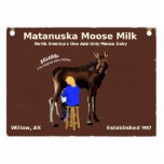 Matanuska Moose Milk Sign Fotobeeldje Magneet<br><div class="desc">Een oud, houten teken uit de wereld beroemd en volledig mythisch boerderij van Matanuska Moose Milk in Willow Alaska, niet te ver van Anchorage. Het afbeelding is voorzien van een melkwiskundige hand die Matilda melkt, de eerste melkmolen van het boerderij. Geloof het of niet, er zijn makreelmakerijen; een klein aantal...</div>