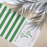 Match Made in Heaven Tennis Bachelorette Favors Strandlaken<br><div class="desc">Op zoek naar de perfecte vrijgezellenpartij om je weekend met je bessen te herdenken? Kijk niet verder dan onze gepersonaliseerde badhanddoeken, met de naam van de bruid, de plaats waar het allemaal gebeurde, en de speelse slogan "Match Made in Heaven". Met een stijlvol, gestreept groen ontwerp zijn deze handdoeken de...</div>