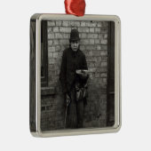 Match-Seller. c.1900 Metalen Ornament (Rechts)