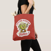 Matcha voelt beter – Matcha Latte Puns Retro Tote Bag (Dichtbij)