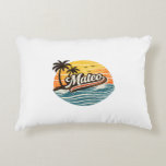 Mateo Retro Sunset Name Design Accent Kussen<br><div class="desc">A bold retro sunset name design featuring “Mateo” in a clean vintage style. Simple,  modern,  and easy to personalize. Great for gifts,  birthdays,  or anyone who wants a stylish name design.</div>